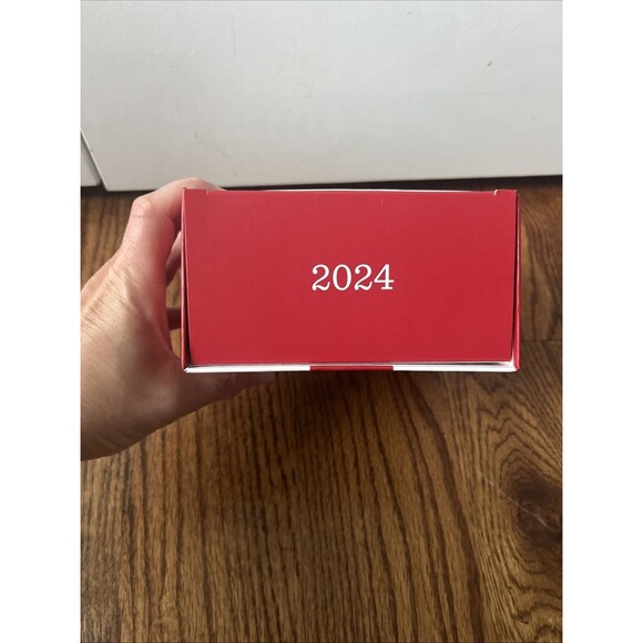 2024 HALLMARK KEEPSAKE WREATH OF MEMORIES ORNAMENT W/14K GOLD ACCENTS NEW IN BOX - Picture 2 of 4